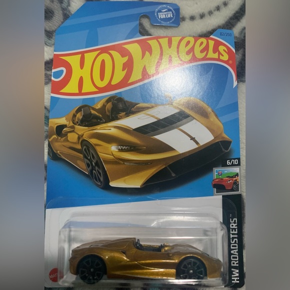 NEW 2023 Hot Wheels #82 Gold McLaren Elva HW Roadsters 6/10. - Picture 1 of 5